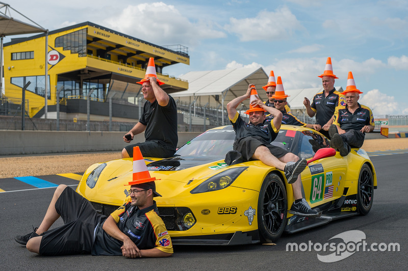 Des membres de Corvette Racing s'amusent avec des cônes