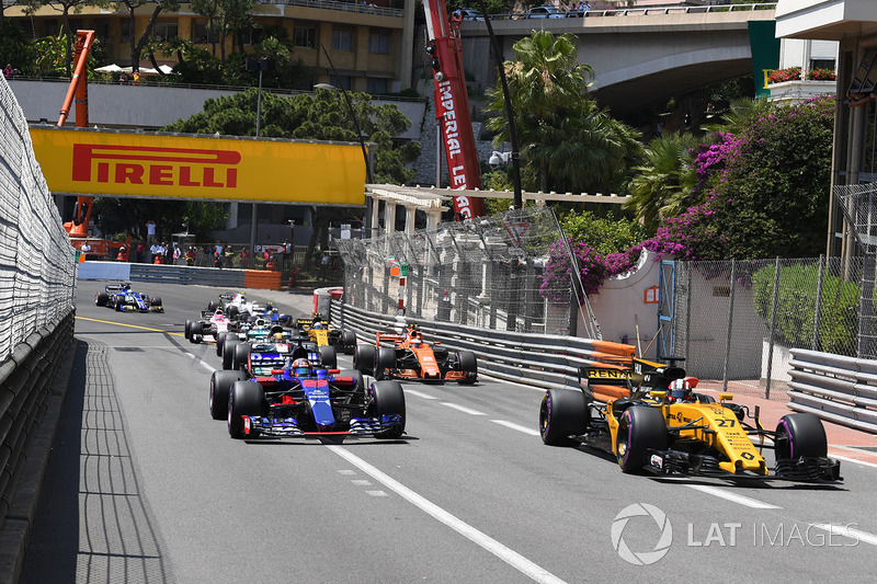 Nico Hulkenberg, Renault Sport F1 Team RS17 and Daniil Kvyat, Scuderia Toro Rosso STR12 at the start of the race