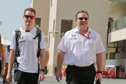 Stoffel Vandoorne met uitvoerend directeur McLaren Zak Brown
