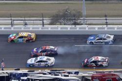 Denny Hamlin, Joe Gibbs Racing Toyota avoids crashing