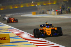 Фернандо Алонсо, McLaren MCL33 Renault, попереду Себастьяна Феттеля, Ferrari SF71H