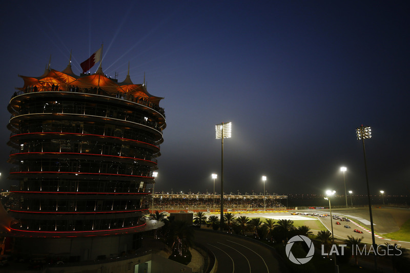 Sebastian Vettel, Ferrari SF71H, mène au départ