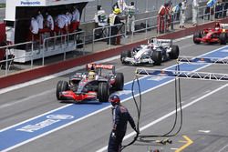 Lewis Hamilton, McLaren MP4-23, Robert Kubica, BMW Sauber F1.08, y Kimi Raikkonen, Ferrari F2008, en pits