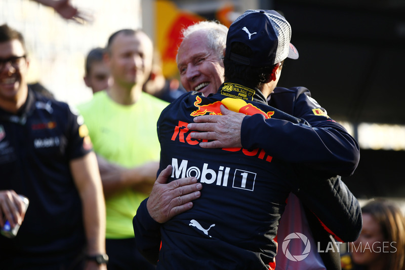 Helmut Markko, Consulente, Red Bull Racing, si congratula con il vincitore, Daniel Ricciardo, Red Bull Racing