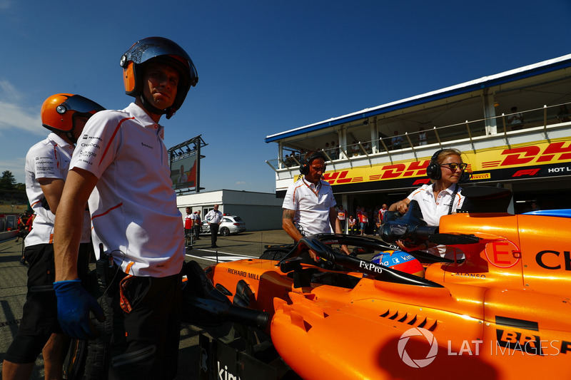 Fernando Alonso, McLaren MCL33, with McLaren engineers