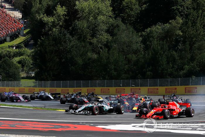 Lewis Hamilton, Mercedes-AMG F1 W09 y Kimi Raikkonen, Ferrari SF71H 