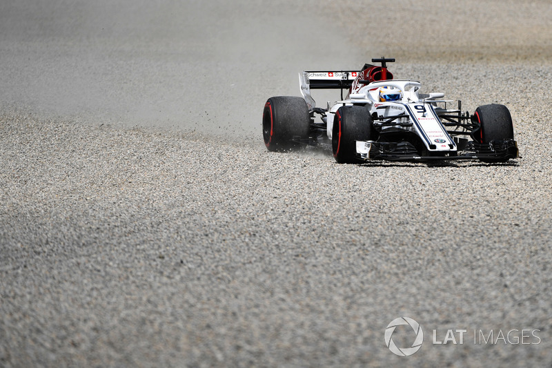 Marcus Ericsson, Sauber C37, sort de la piste