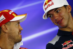 Pierre Gasly, Scuderia Toro Rosso, Sebastian Vettel, Ferrari, en conférence de presse
