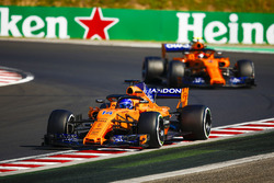 Fernando Alonso, McLaren MCL33, devant Stoffel Vandoorne, McLaren MCL33