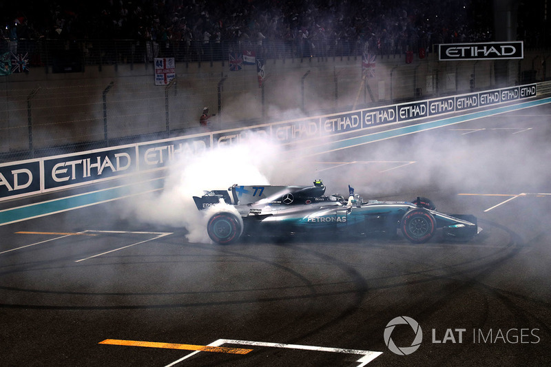 Le vainqueur Valtteri Bottas, Mercedes-Benz F1 W08  fait des donuts