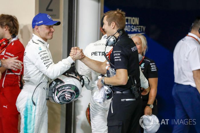 Valtteri Bottas, Mercedes AMG F1, celebra su pole position