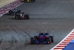 Pierre Gasly, Toro Rosso STR13 Honda, Kevin Magnussen, Haas F1 Team VF-18 Ferrari, Lewis Hamilton, Mercedes AMG F1 W09
