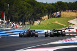 Daniel Ricciardo, Red Bull Racing RB14, Carlos Sainz Jr., Renault Sport F1 Team R.S. 18