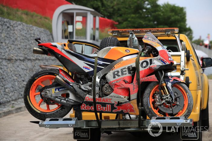 La moto de Marc Marquez, Repsol Honda Team, tras una caída