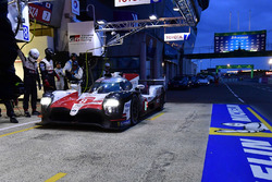 #8 Toyota Gazoo Racing Toyota TS050: Sébastien Buemi, Kazuki Nakajima, Fernando Alonso, pitstop