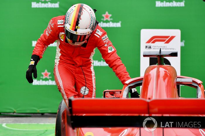 El ganador de la carrera de Canadá, Sebastian Vettel, Ferrari, celebra en parc ferme