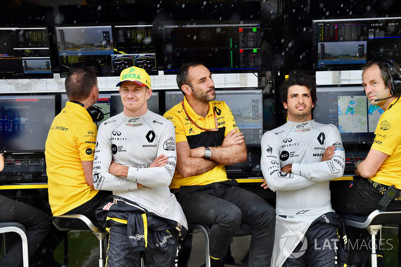 Nico Hulkenberg, Renault Sport F1 Team, Cyril Abiteboul, Managing Director Renault Sport F1 e Carlos Sainz Jr., Renault Sport F1 Team, al muretto box del Renault Sport F1 Team