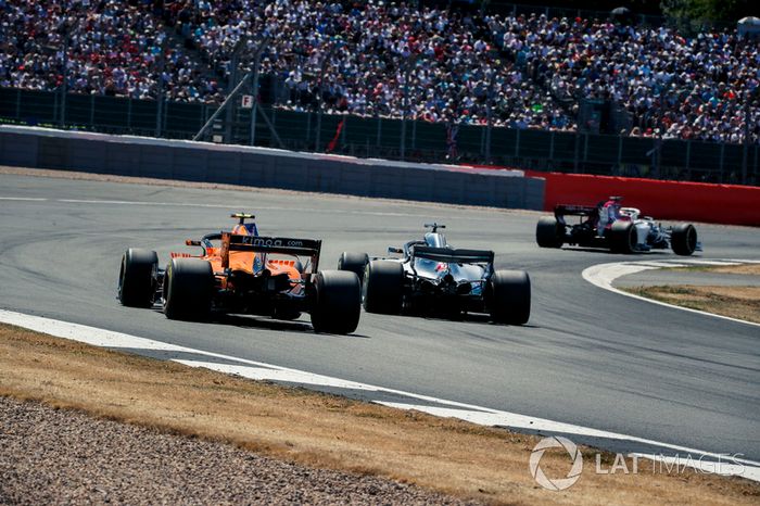 Stoffel Vandoorne, McLaren MCL33 y Lewis Hamilton, Mercedes-AMG F1 W09