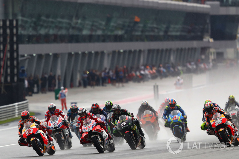 Na pista molhada, Marc Márquez começou com tudo e pulou da sétima, para a terceira posição.