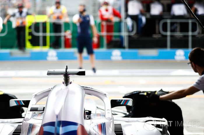 Lance Stroll, Williams FW41 Mercedes, preparándose para salir del garaje