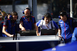 Ingegneri Toro Rosso e Honda al lavoro