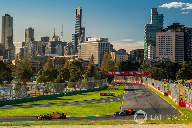 Fernando Alonso, McLaren MCL33 e Max Verstappen, Red Bull Racing RB14