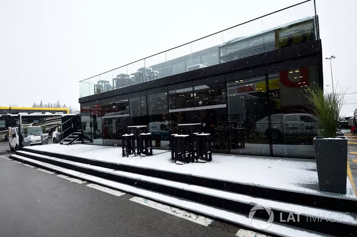 Paddock del Circuit de Barcelona cubierto de nieve