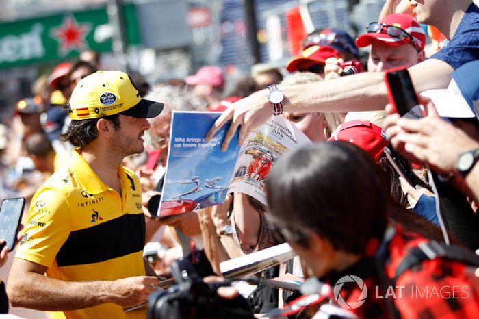 Carlos Sainz Jr., Renault Sport F1 Team firma autógrafos para los fanáticos