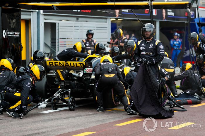 Nico Hulkenberg, Renault Sport F1 Team R.S. 18, pit stop