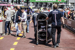 Mécanicien Force India F1 et pneus Pirelli