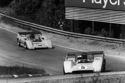 Denny Hulme, McLaren M8D-Chevrolet, leads Dan Gurney, McLaren M8D-Chevrolet