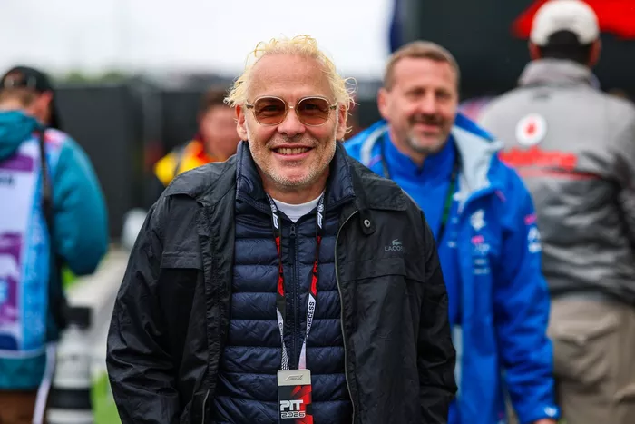 Jacques Villeneuve, ex piloto de carreras, pasea por el paddock.