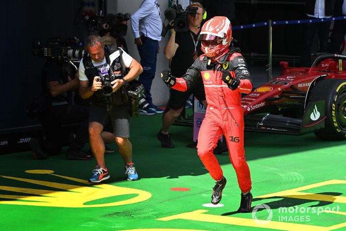 Charles Leclerc, Ferrari, 1ª posición, celebra su llegada al Parc Ferme