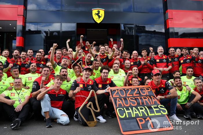 Ganador Charles Leclerc, Ferrari, Mattia Binotto, director del equipo, Ferrari, Carlos Sainz, Ferrari, y el equipo Ferrari celebran la victoria