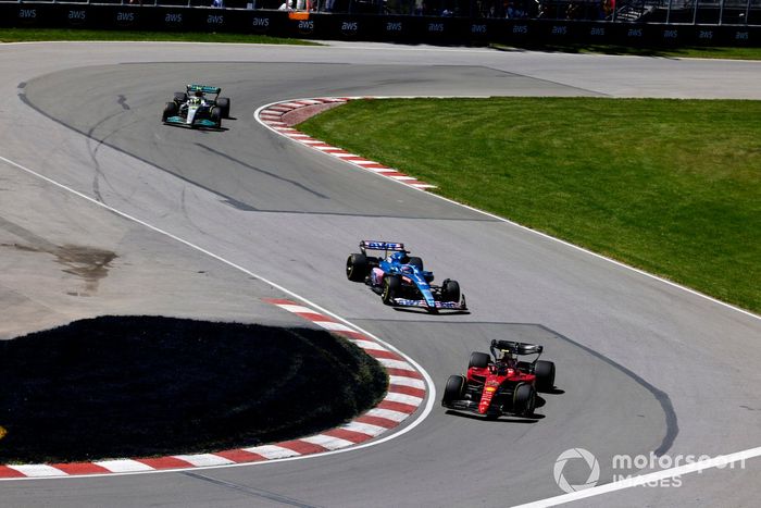 Carlos Sainz, Ferrari F1-75, Fernando Alonso, Alpine A522, Lewis Hamilton, Mercedes W13