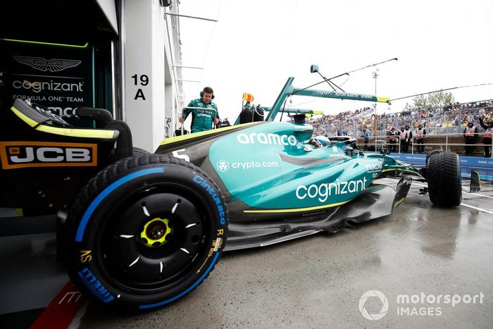 Sebastian Vettel, Aston Martin AMR22, sale del garaje