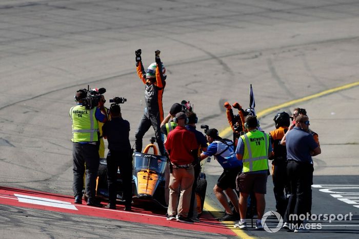 Los mecánicos de Patricio O'Ward, Arrow McLaren SP Chevrolet, celebrando la victoria