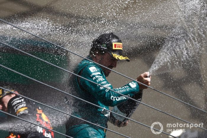 Fernando Alonso, Aston Martin F1 Team, 3ª posición, rocía Champán en el podio
