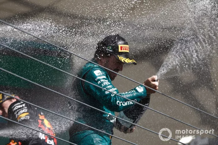 Fernando Alonso, Aston Martin F1 Team, 3ª posición, rocía Champán en el podio