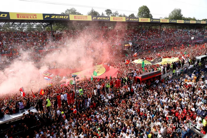 Una gran multitud invade el circuito tras la carrera