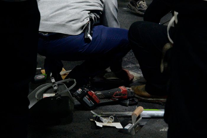 Se trabaja y debate para arreglar las tapas de alcantarilla sueltas en la vía