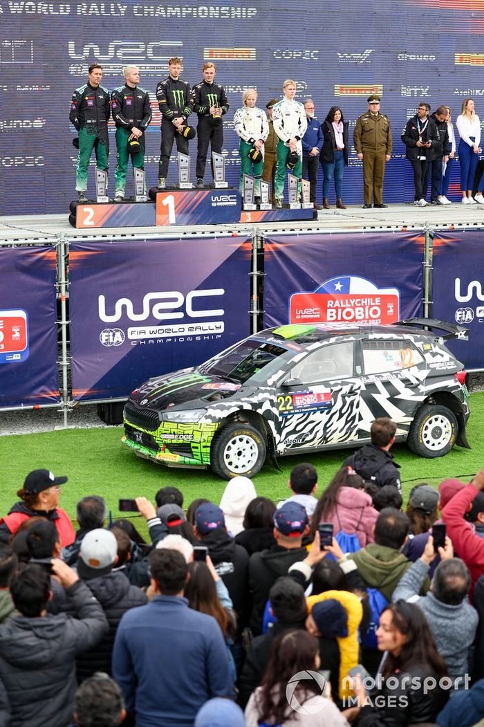 Podio WRC2: Ganador Oliver Solberg, Elliott Edmondson, Skoda Fabia Evo Rally2, segundo puesto Gus Greensmith, Jonas Andersson, Skoda Fabia RS Rally2, tercer puesto Sami Pajari, Enni Mälkönen, Toksport WRT Skoda Fabia Evo Rally2.