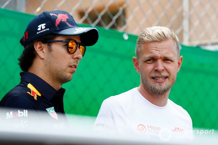 Sergio Pérez, Red Bull Racing y Kevin Magnussen, Haas en el desfile de pilotos