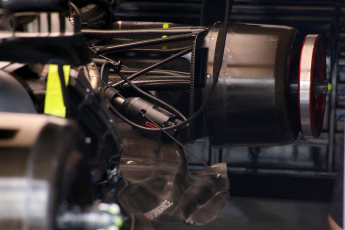 Detalle del eje trasero del Mercedes W13