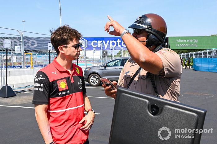 Charles Leclerc, de Ferrari, habla con un policía