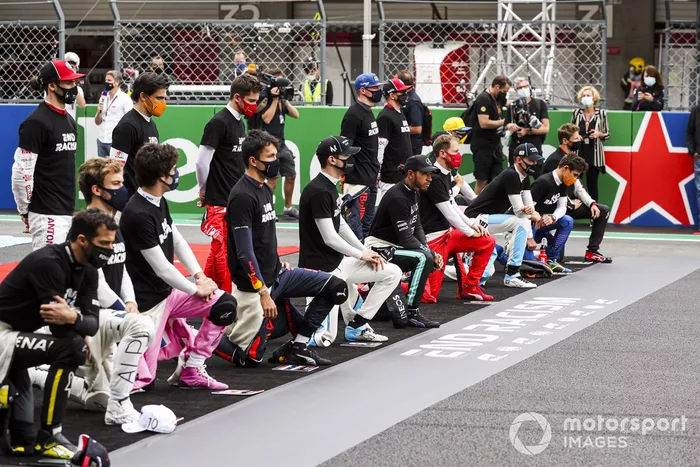 Pilotos y Lewis Hamilton, Mercedes-AMG F1 se arrodillan