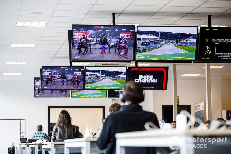 La conferencia de prensa como se ve en las pantallas del centro de medios