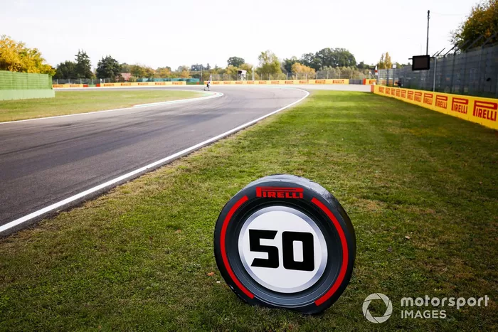 Carteles de frenada en Imola