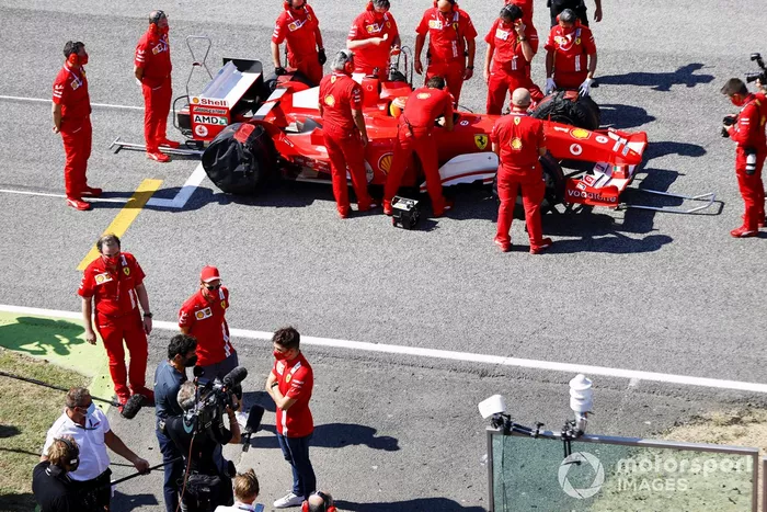 Charles Leclerc, de Ferrari, es entrevistado mientras el equipo de Ferrari prepara a Mick Schumacher para conducir el Ferrari F2004, con el que ganó el campeonato su padre