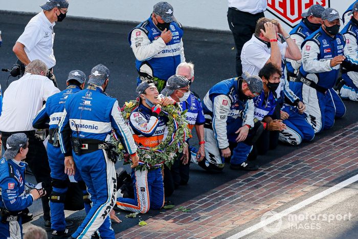 Takuma Sato, Rahal Letterman Lanigan Racing Honda y el equipo celebran la victoria de las 500 de Indianápolis besando la línea de ladrillos